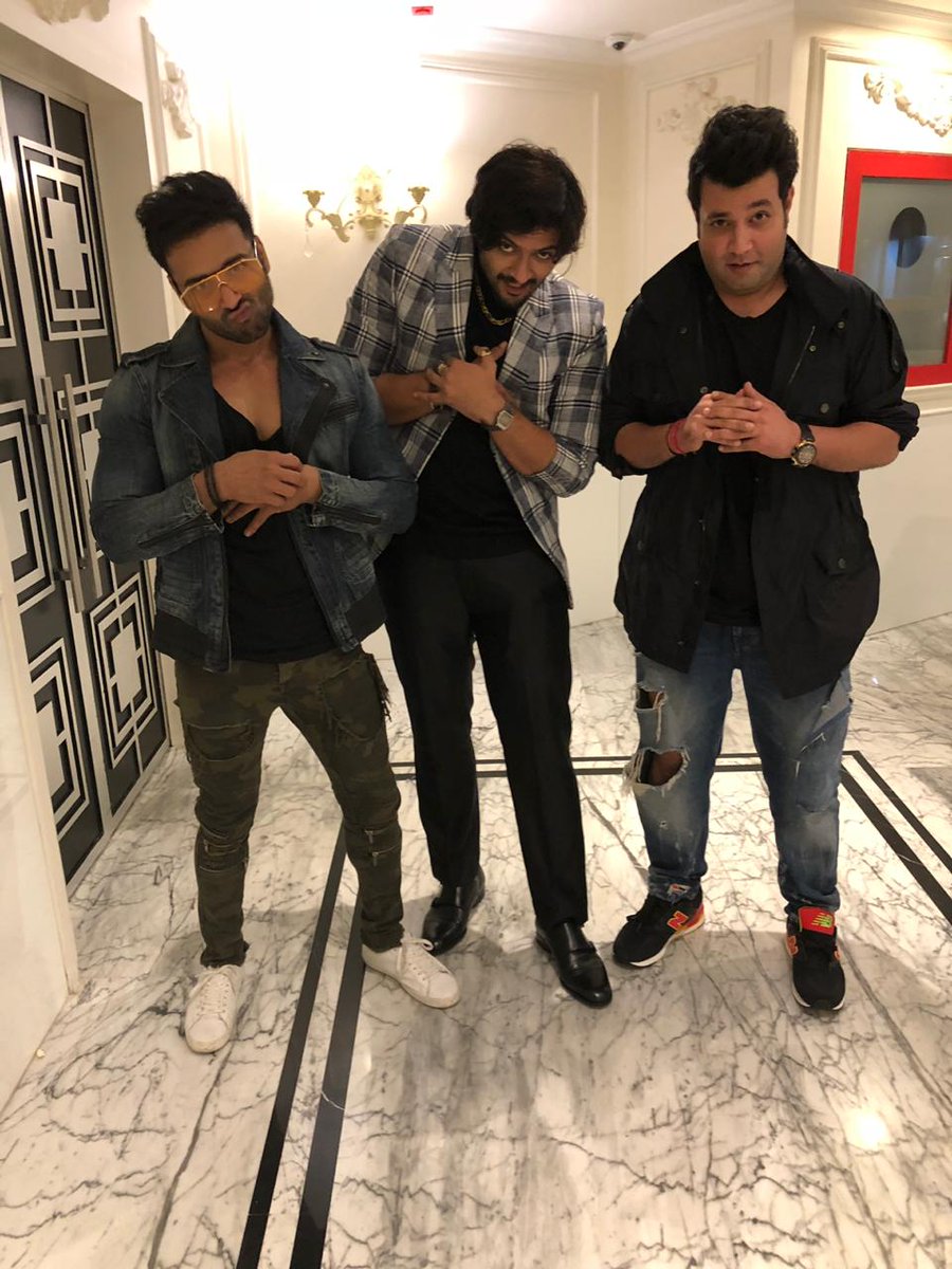 Koimoi's tweet photo. 3 Fukra's urf @alifazal9, @PulkitSamrat and @varunsharma90 possess at #Mirzapur screening! 📸✨
#Fukras #AliFazal #PulkitSamrat #VarunSharma @excelmovies @YehHaiMirzapur
#BollywoodCelebs #Koimoi https://t.co/mxu5WJquxX