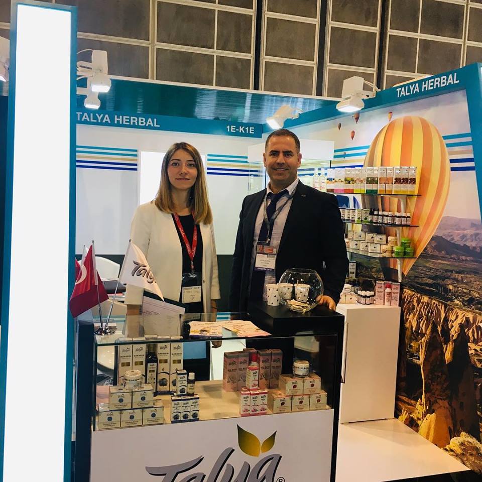 TalyaBitkisel's tweet photo. Cosmoprof Asya 2018 Hong Kong’ta standımızı ziyaret ederek bizi onurlandıran Hong Kong Başkonsolosumuz Sn. Korhan Kemik’e ve Ticaret Ataşemiz Sn. Merve Yılmazcan’a Talya Bitkisel ailesi olarak çok teşekkür ederiz#talyabitkisel #talyaherbal #cosmoprof #cosmoprof2018 #hongkong https://t.co/Ue15AT0i0p