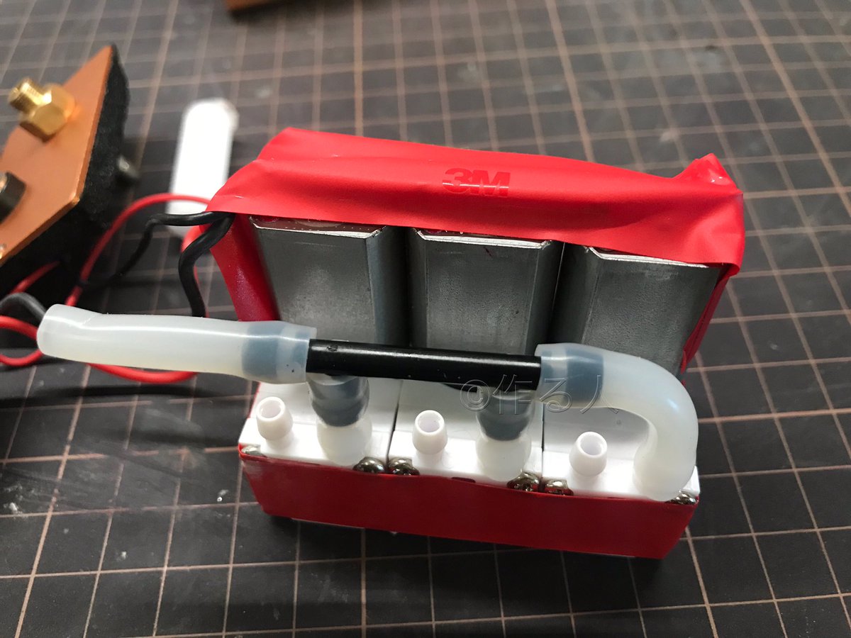 作る人 ダイヤフラム式エアポンプの3気筒 並列 ポンプはエンジニアリングプラかな やたら硬い材質 もう一個ポチッて 並列6 気筒0 5口径のガンを自作しよw