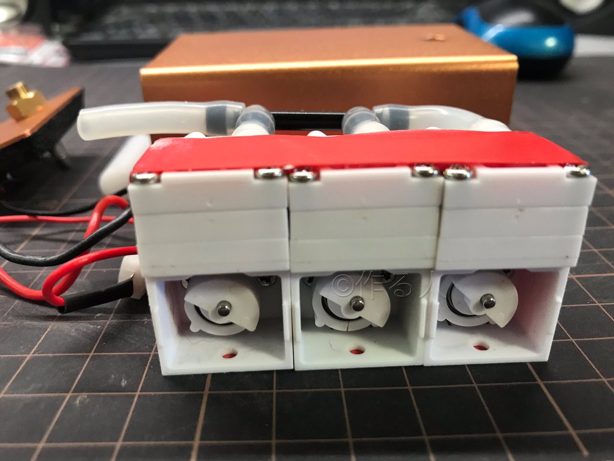 作る人 ダイヤフラム式エアポンプの3気筒 並列 ポンプはエンジニアリングプラかな やたら硬い材質 もう一個ポチッて 並列6 気筒0 5口径のガンを自作しよw