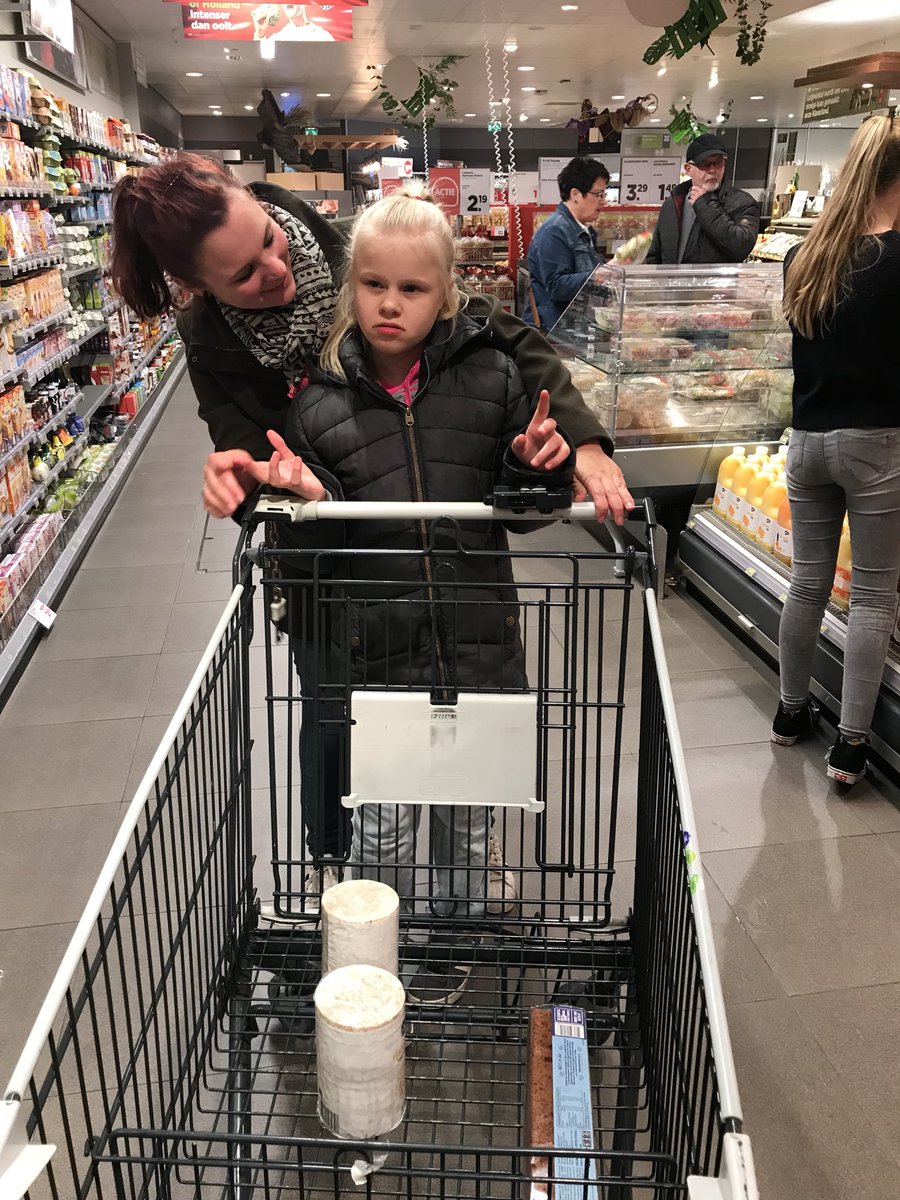 deVillaPippers's tweet photo. Supermarkten zijn voor onze Pippers de HEL OP AARDE: 
piepende karretjes, bleepende kassa’s, flikkerende TLbuizen, achtergrond muziek, overal eten waar je niet aan mag komen, etc. Genoeg om in de stress van te raken. Daarom oefenen we elke week ‘boodschappen doen’ en met succes💪🏻 https://t.co/7LaOoFn7AX