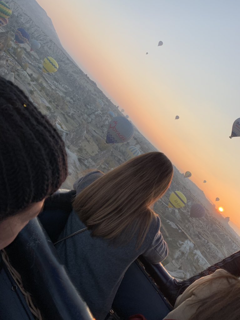 dhee_besas's tweet photo. Falling hard for this view 🌞🥰 #WhenInTurkey #WhenInCappadocia #wanderlust #travelgram #instatravel #sunrise #balloonride #cappadocia #goreme #butterflyballoons https://t.co/s0QBgZ6JZM