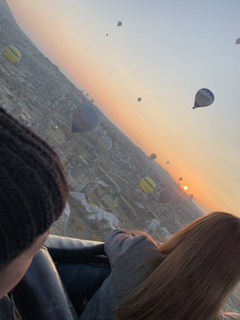 dhee_besas's tweet photo. Falling hard for this view 🌞🥰 #WhenInTurkey #WhenInCappadocia #wanderlust #travelgram #instatravel #sunrise #balloonride #cappadocia #goreme #butterflyballoons https://t.co/s0QBgZ6JZM