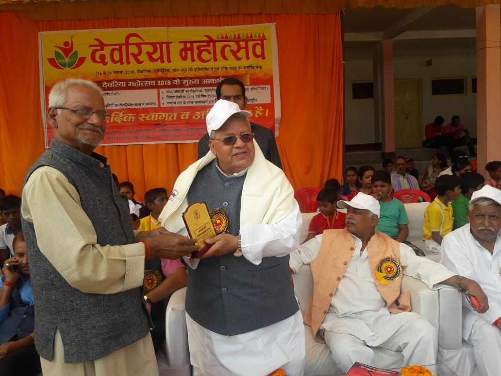 ErTejbahadur51's tweet photo. रविन्द्र किशोर शाही स्टेडियम देवरिया में "देवरिया महोत्सव" का शुभारंभ कार्यक्रम के मुख्य अतिथि माननीय श्री @KalrajMishra जी (सांसद, देवरिया/पूर्व केंद्रीय मंत्री, भारत सरकार) जी एवं उपस्थित वरिष्ठ गण के साथ.... https://t.co/3wEDNvLLi9