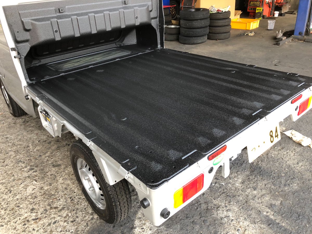 軽トラ リフトアップ ｊ Tanto 但東自動車 スーパーキャリイの荷台ラプターライナー完了 やっぱりジャッキアップすると塗り易い スーパーキャリイ ハイゼットジャンボ 軽トラ荷台コーティング ラプターライナー Jtanto
