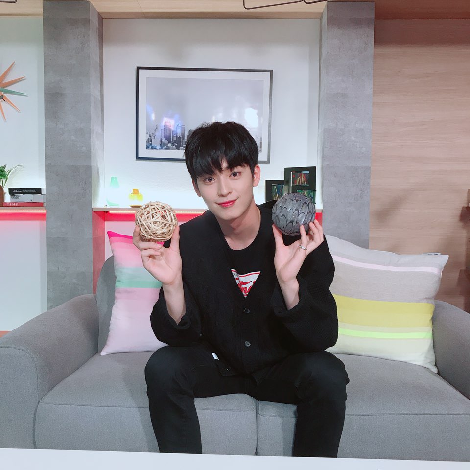 myteen_official's tweet photo. [#준섭] 두개중 하나만 선택하시오❤
왼쪽-나의 사랑 오른쪽-준섭이의 사랑 https://t.co/Dp6SvkPoLu