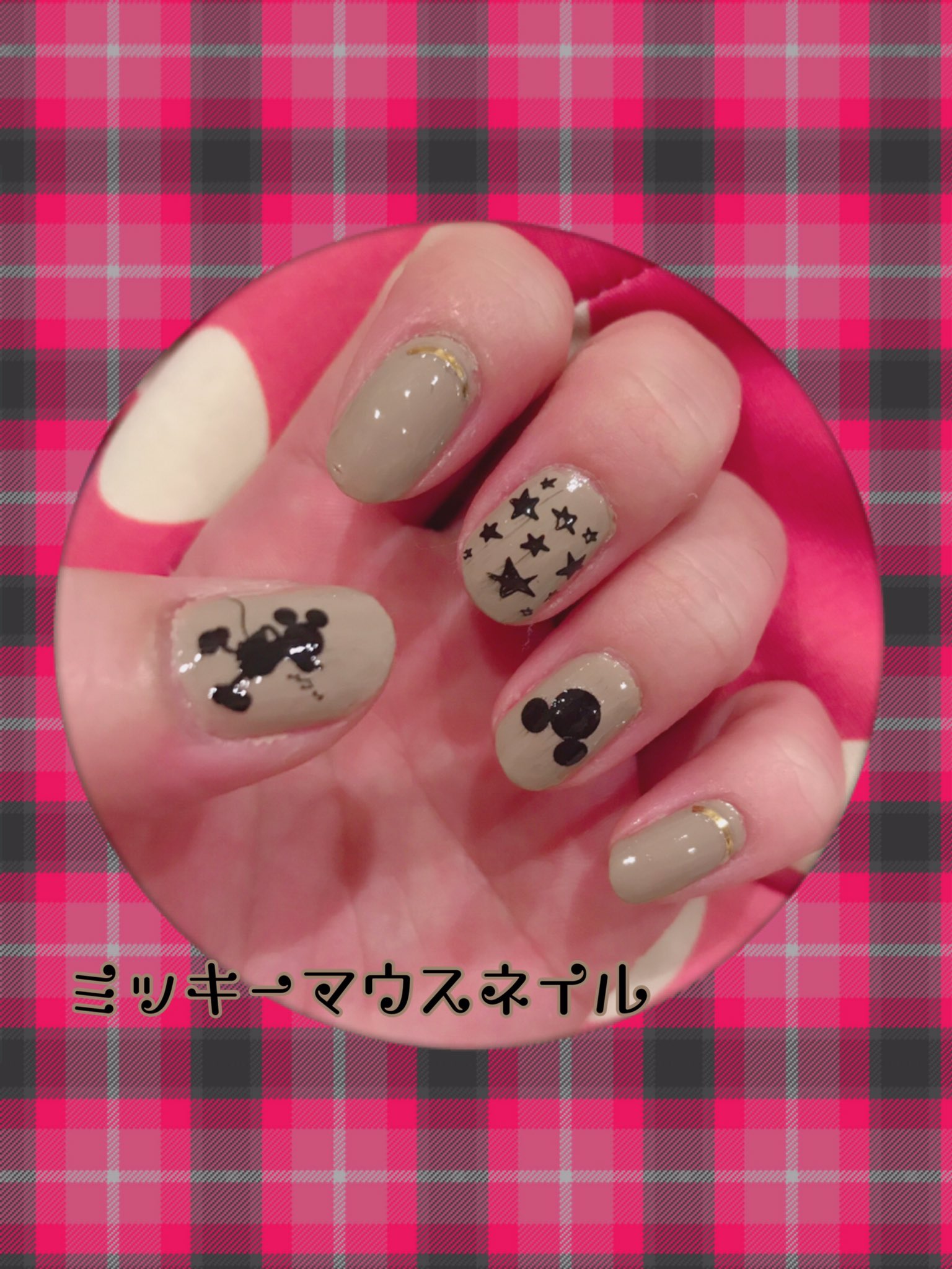 花耶 18日はミッキーマウスの誕生日 生誕９０周年アニバーサリーなので ちょっとシックなミッキーネイル このミッキー 柄はダイソーの転写シール ネイルポリッシュ セルフネイル ミッキーマウスネイル T Co T7ltspzyvo Twitter