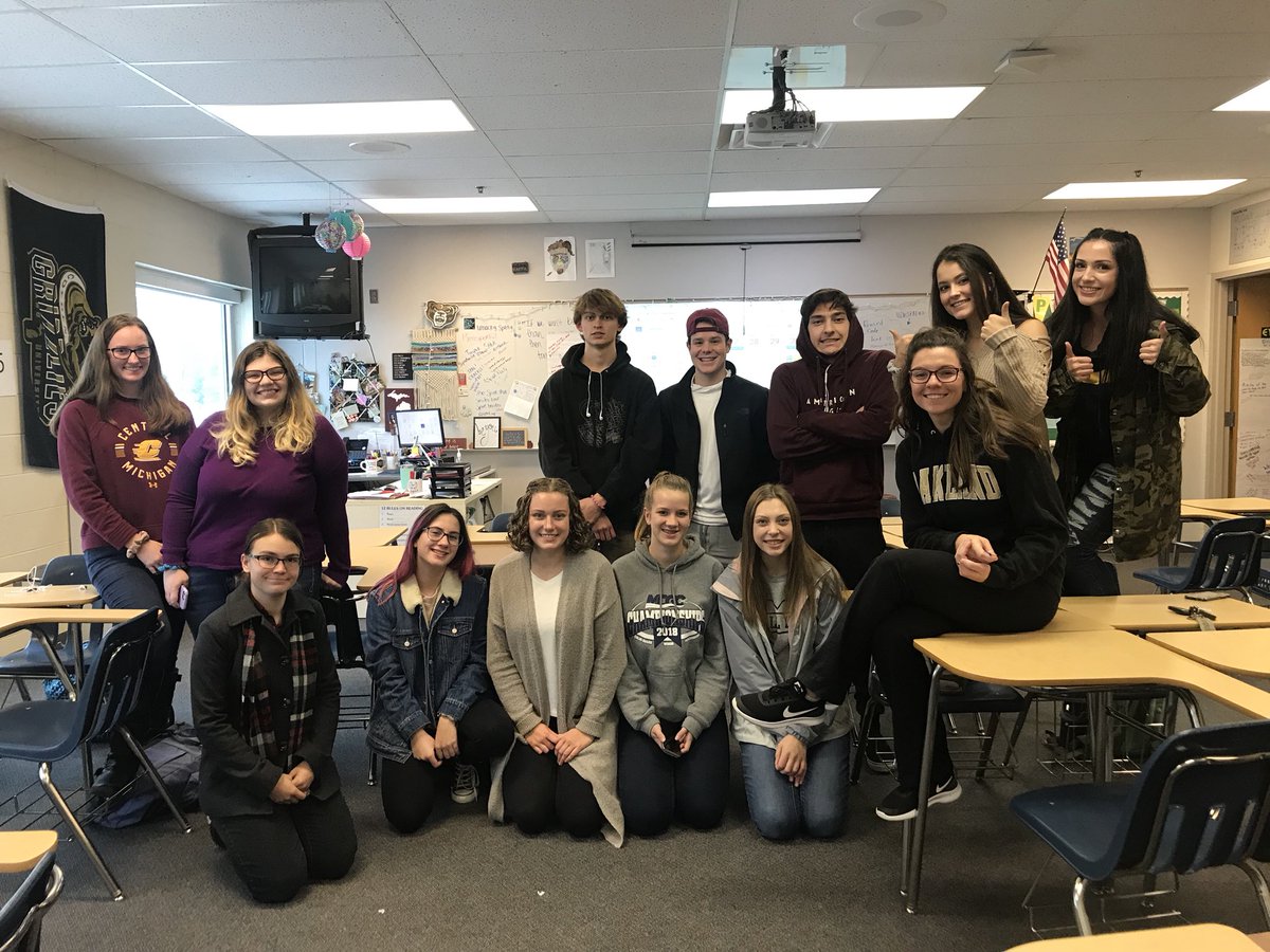 Saw hello to your 2018 PawPrints staff. Interested in writing and couldn’t make it? Next meeting is Tuesday Nov. 27th 
🐾