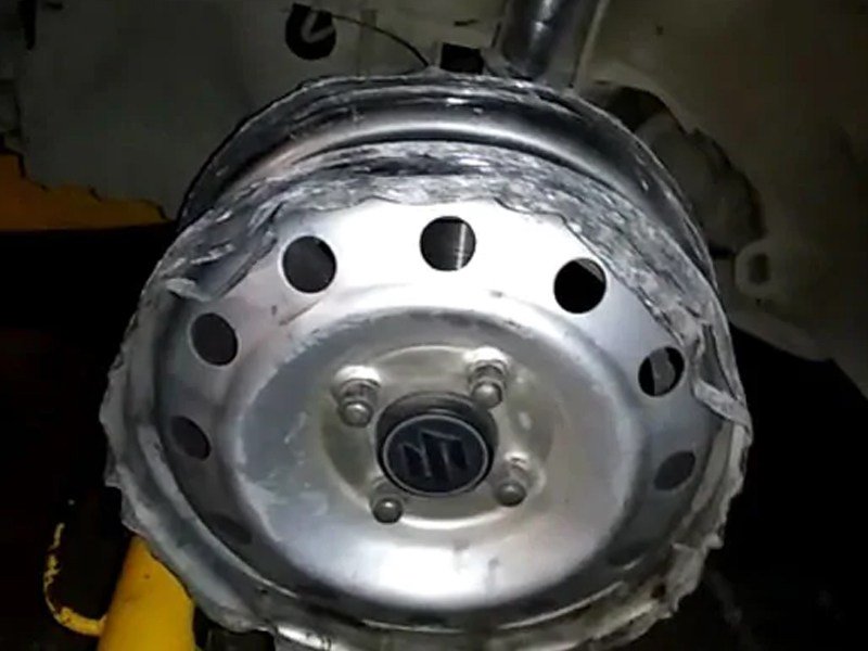 VijayavaniDigi's tweet image. ಕುಡಿದ ಮತ್ತಿನಲ್ಲಿ ಮುಂದಿನ ಚಕ್ರವಿಲ್ಲದಿದ್ದರೂ ಕಾರು ಚಲಾಯಿಸಿ ಆತಂಕ ಸೃಷ್ಟಿಸಿದ ಕ್ಯಾಬ್​ ಚಾಲಕ!
#frontwheel #sparksflying #speedingcar #Drunkcabbie #Bengaluru, vijayavani.net/no-front-wheel…