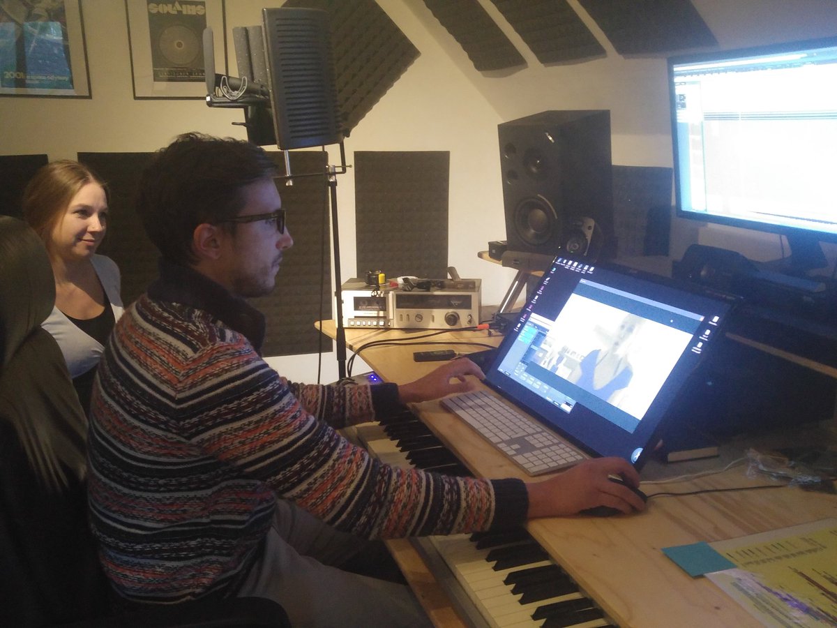 Tweede ADR-sessie bij sounddesigner Hugo Pereira (hugopereira.be). Nu met actrice Shirley. Mijn nieuwe kortfilm "She Smiled" wordt een prachtig cinematografisch verhaal!