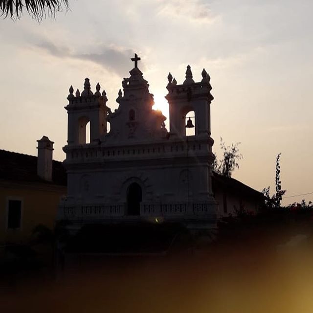FortTiracol's tweet photo. A play of light and shadows. #goa
#church #churchesofgoa #architecture #portuguesearchitecture #belfry #bell #tower #fort #fortsofindia #heritagehotel #tiracol #terekhol #forttiracol
#regram @sandyk_0308 https://t.co/5iEnNnMrzm