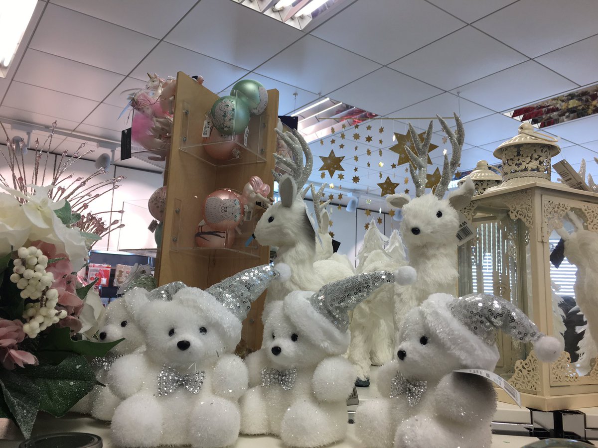 ContestantStudy's tweet photo. #arav #aarav #AllThingsArav #ObjectsAroundArav #ChristmasCountdown #TisTheSeason #Aravology #spotted #WindowShopping https://t.co/C57aGiA4Fk