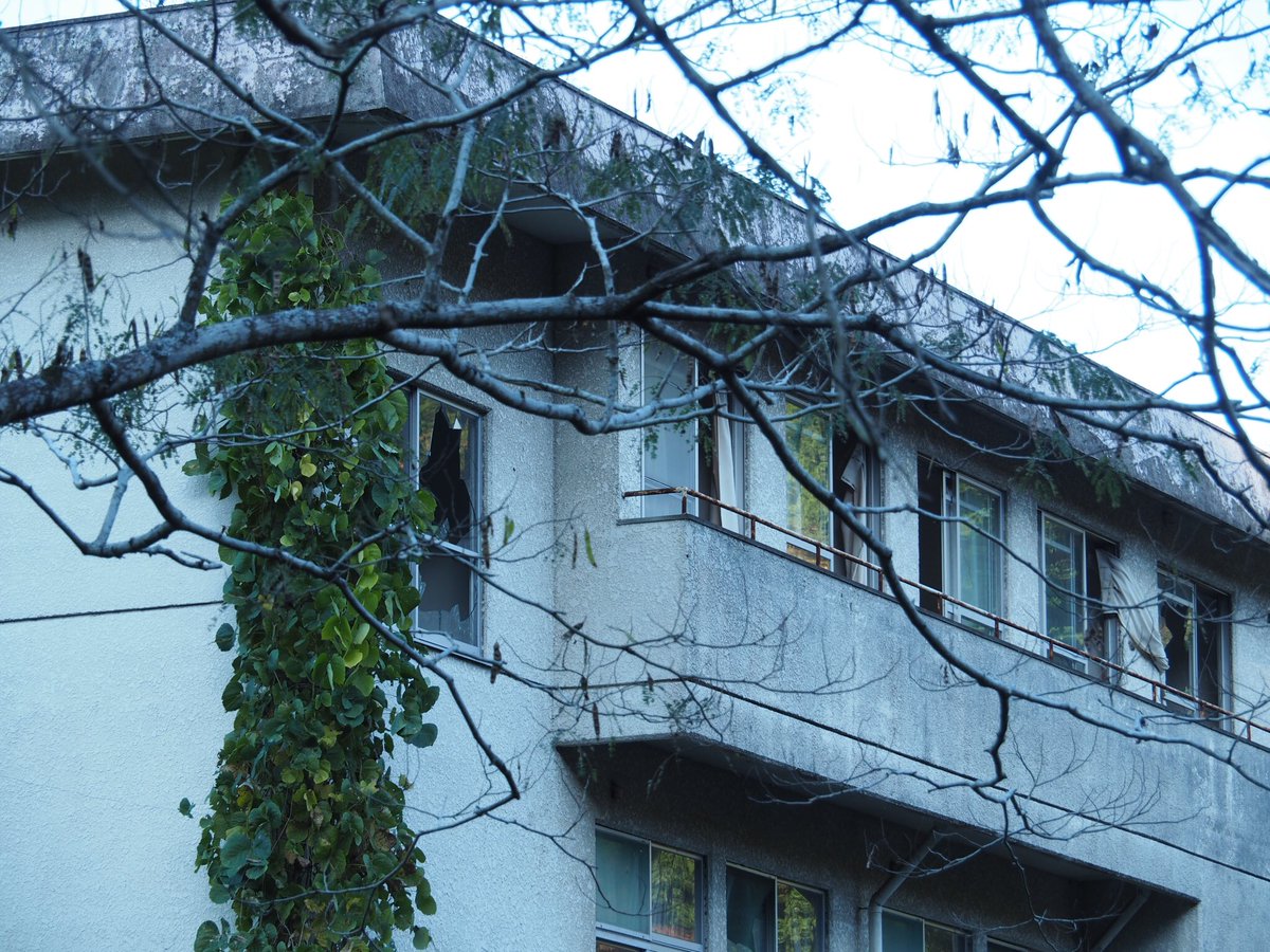出会い系 21 廃墟 埼玉県入間郡毛呂山町鎌北湖湖畔某所 旅館 山水荘 当時流行りの円形型の本館が建っていたもの11年の不審火によって消失 現在は別館部分が残るのみ また心霊スポットとしても有名な為 イタズラや不法投棄も多く噂話は絶えない