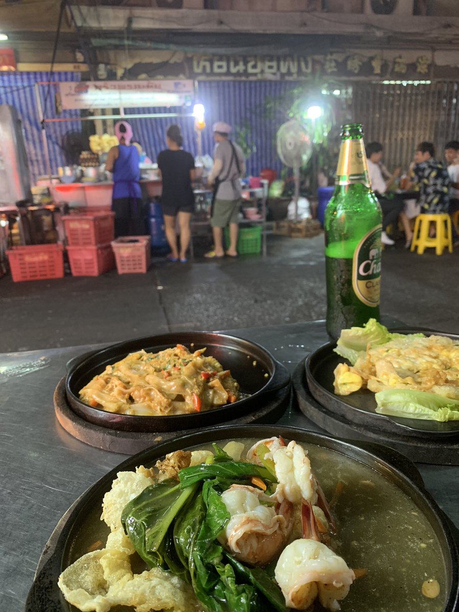 ofeliavargasg's tweet photo. @alanxelmundo siguiendo tus consejos nos encontramos a varios mexicanos cenando en Krua Porn La-Mai @pedrovega23 @AnaPalindrome https://t.co/kv2S1TP2Bb