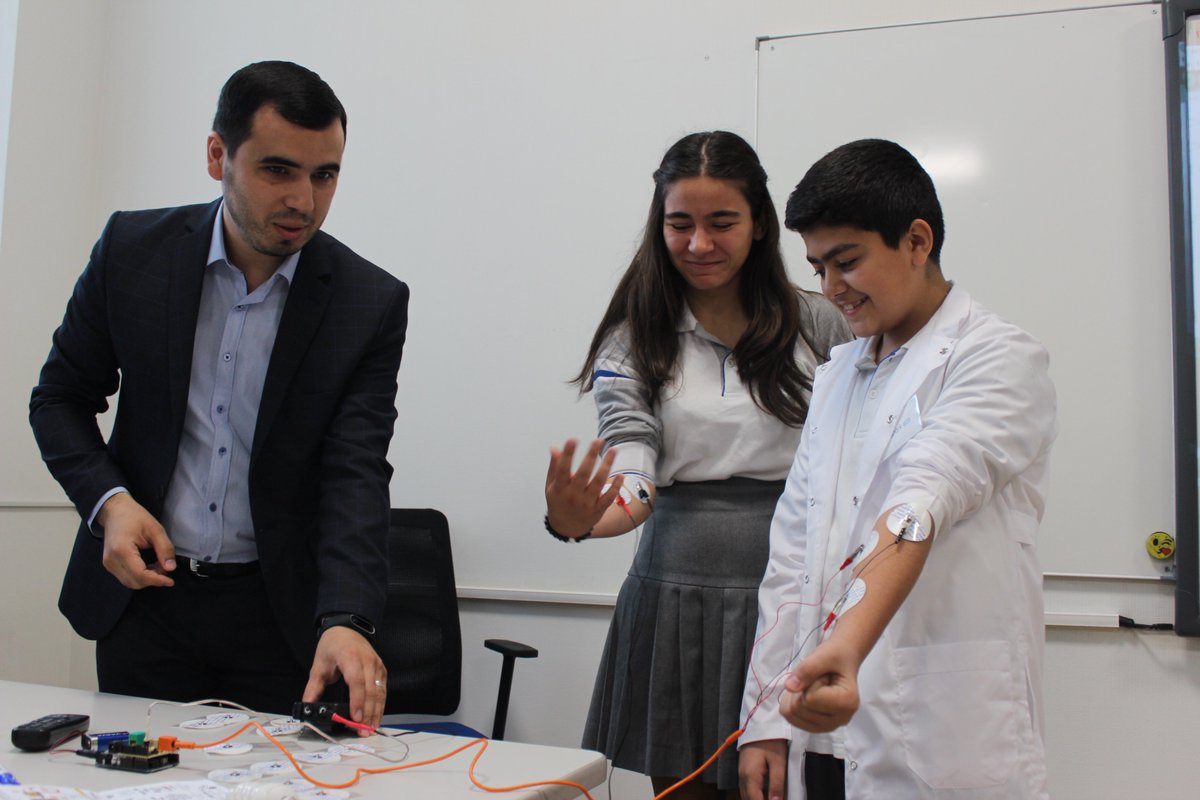 MDDTAzerbaijan's tweet photo. Nəqliyyat, Rabitə və Yüksək Texnologiyalar Nazirliyinin dəstəyi və təşkilatçılığı ilə 23 nömrəli orta məktəbdə “Robopark” robotexnika laboratoriyası yaradılıb.
https://t.co/mbnDh9tiJR
#robotexnika #robopark #laboratoriya https://t.co/BLLSbMmz22