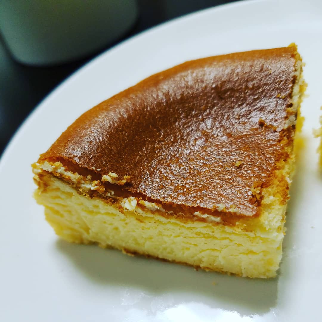 ナオリシャス おやつ チーズケーキ専門店の 帝塚山フォルマさんのあっさりタイプのクラシックチーズケーキ 母に買ってもらいました ﾜｰｲ チーズケーキの種類が沢山あって 大好きなお店です 美味しかった ご馳走様でした