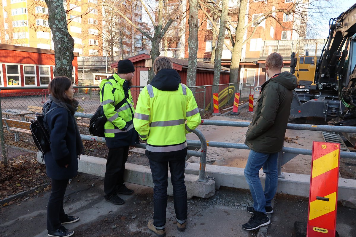 Jarvafast's tweet photo. Arbetet med att montera höj- och sänkbara pollare vid Sibeliusgången pågår för fullt. Snart kommer det att blir svårare för otillåten fordonstrafik att köra på Sibeliusgången. #Akalla https://t.co/4rLgXLetyF