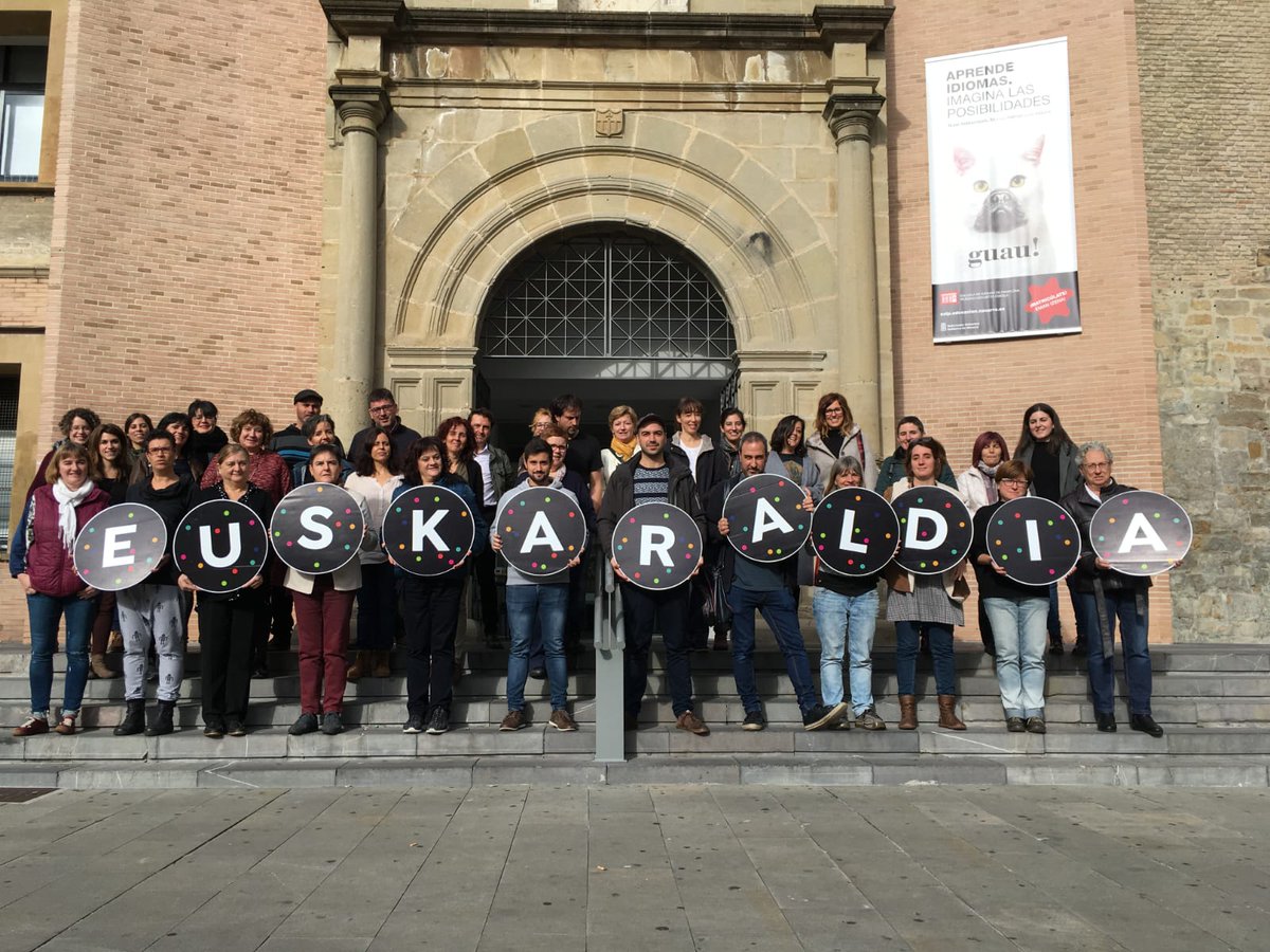 Iruñeko Hizkuntz Eskolak bat egiten du Euskaraldiarekin!!
<a href="/EOIPIHEO/">EOIP-IHEO</a> <a href="/euskaraldia/">EUSKARALDIA</a> @irunerriaeusk