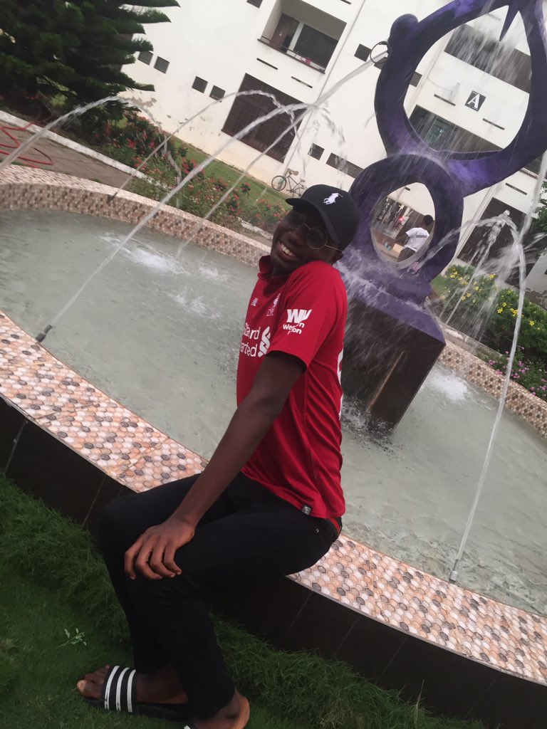 bra_citizen's tweet photo. How #VOLTAHALL girls take pictures 😹😹💔 https://t.co/j5wDoMY8Ig