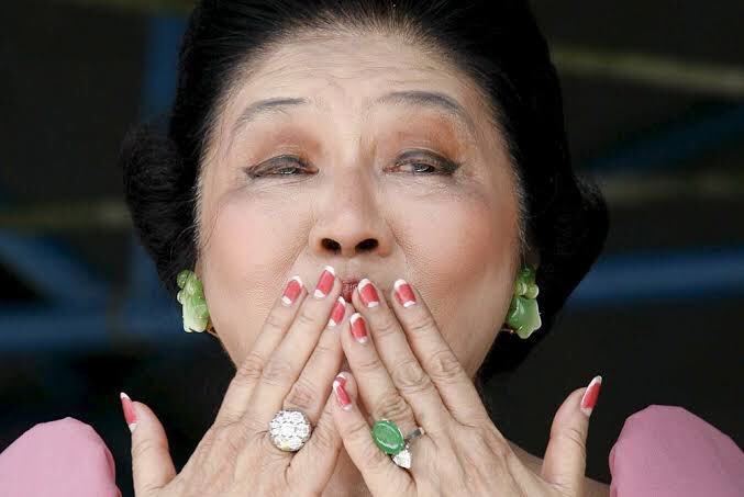hecklerforever8's tweet photo. Sa Pilipinas, para payagan kang magpiyansa at lumaki ang chance na manatiling malaya, milyun-milyong piso ang nakawin mo, ‘wag noodles, sardinas, damit ng kapitbahay, o lumang cellphone. #ImeldaLesson 

Ikaw, anong #ImeldaLesson ang natutunan mo this week? https://t.co/rxlhMAl7CG