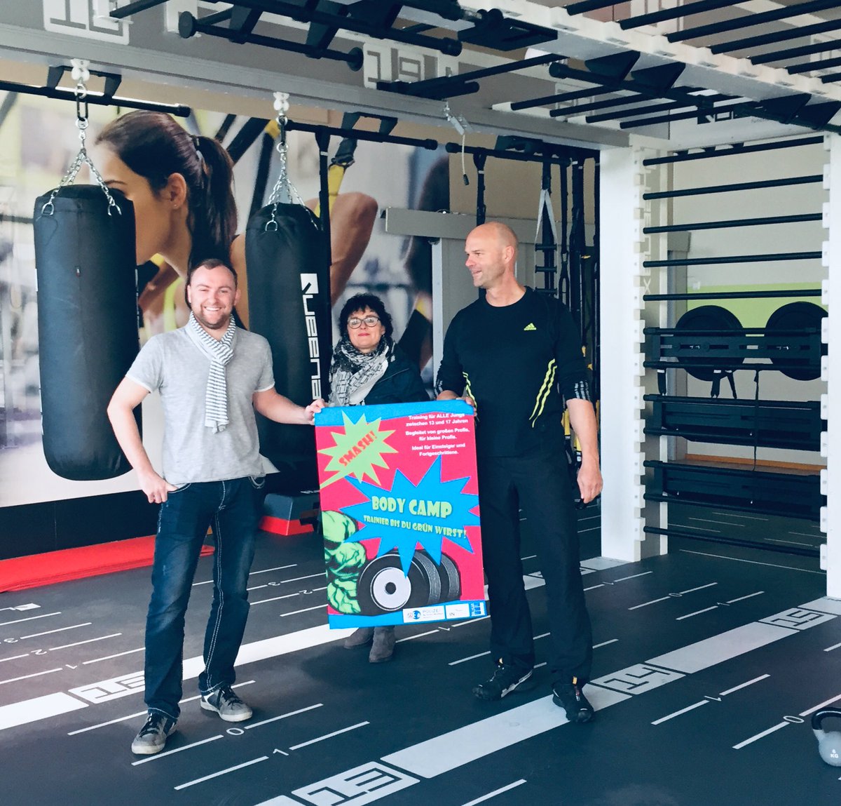 Polizei_nrw_ms's tweet photo. Gemeinsam informierten unser Kollege Klaus Viefhues, Gabi Hess und Marcel Pott(AWO Stadtteilbüro #Coerde) Katrin Jünemann von den WN heute über das neue #Jugendprojekt „#BodyCamp“. Ziel: #Jugendliche mit #Sport stark in jeglicher Hinsicht für ihre Zukunft zu machen. #münster #wir https://t.co/cAvJUfBAav