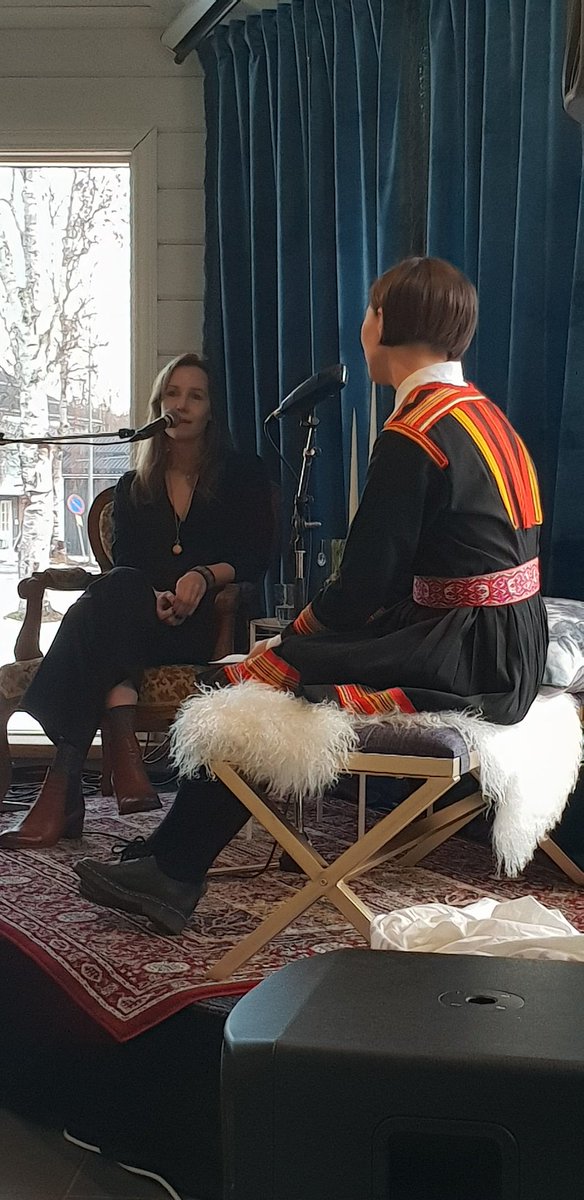 Nu börjar Bágo in Books!

Just nu samtalar Tjállegoahtes Elin Anna Labba med Linnéa Axelsson om hennes bok Ædnan och hennes sätt att skriva.