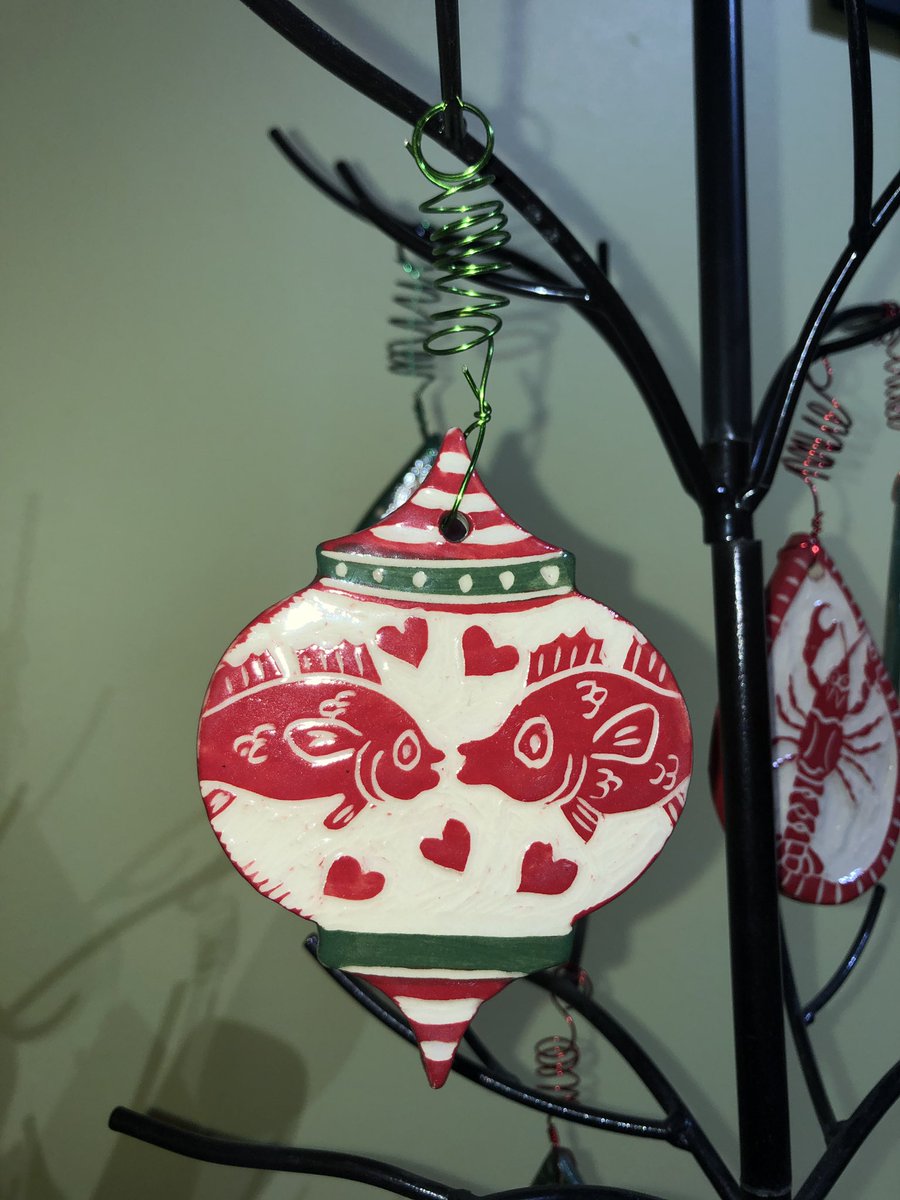 lizkohTV's tweet photo. Meet Debbie Buco! She’s a local potter (Empty Nest Pottery). She makes everything by hand. Tonight she’s selling everything you see here including handmade Christmas ornaments! 🎄 Debbie will be at Eugene & Government tonight at the Mid City Makers Market. #WhiteLightNight https://t.co/d7FpDifVT9