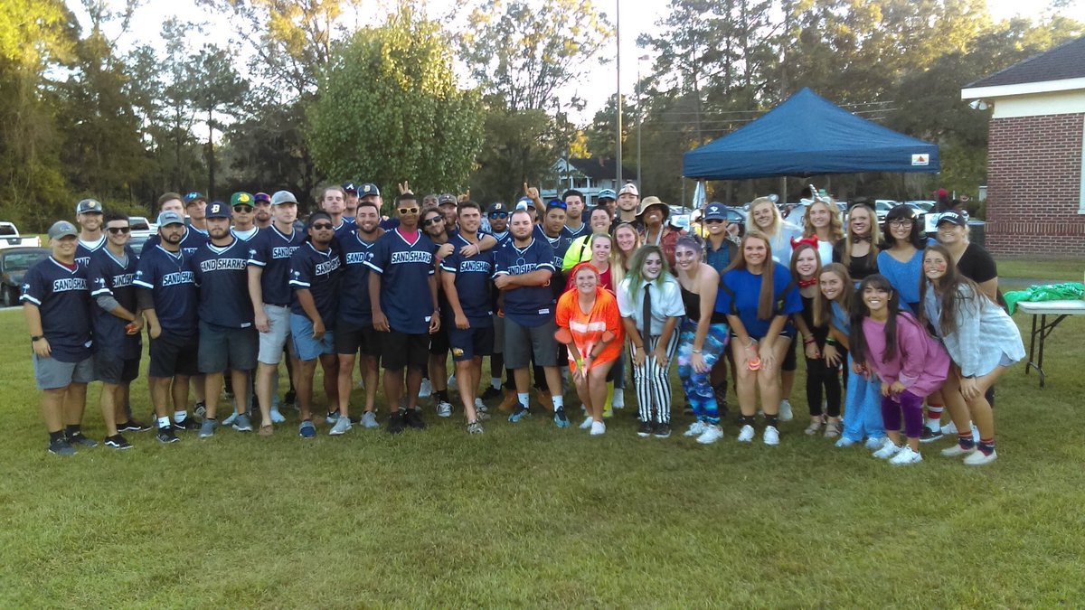 GeniaMontford's tweet photo. Love seeing our student-athletes involved in our community through programs like Backpack Buddies and recreation programs. #BeyondTheField #ChampionsOfCharacter #SandSharkPride https://t.co/jtd52jFBrl