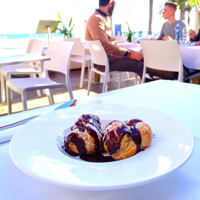 Sweeten the weekend with our homemade profiteroles with hot chocolate sauce!!! 🍫✨
.
.
.
#barcelonaeats #pachabarcelona #afternoonpacha #fecstime #bcngourmet #bcnfood #foodinbcn #gastronomybcn #barcelonalovers #foodphotography #barcelonaeats #comidagourmet #catalunya_foodies …