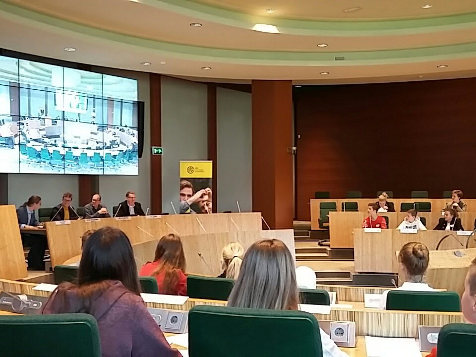 De fracties hebben zich voorbereid en het debat wordt afgetrapt! @NJRtweets <a href="/ProvDrenthe/">Provincie Drenthe</a>