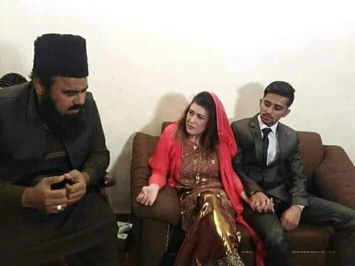 MemesOfPakistan's tweet photo. Mehboob ke liay mulk badal lia, deen badal lia aur tum log umar ki baat kartay ho https://t.co/R0QAHaZiuY