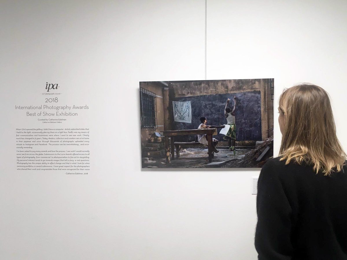 apalaciosrubio's tweet photo. Impresionada con eso de ver mi foto expuesta en #NuevaYork. Ya sé que lo conté el otro día pero es que se ha acercado mi amiga Lucia Chacón a los Splashlight Studios (75 de Varick Street) a hacerle fotos a la expo 😀 30 fotos seleccionadas entre las ganadoras del @IntlPhotoAwards https://t.co/co1Lrh2PKY
