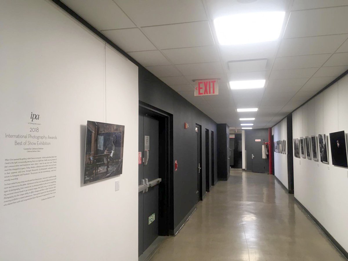 apalaciosrubio's tweet photo. Impresionada con eso de ver mi foto expuesta en #NuevaYork. Ya sé que lo conté el otro día pero es que se ha acercado mi amiga Lucia Chacón a los Splashlight Studios (75 de Varick Street) a hacerle fotos a la expo 😀 30 fotos seleccionadas entre las ganadoras del @IntlPhotoAwards https://t.co/co1Lrh2PKY