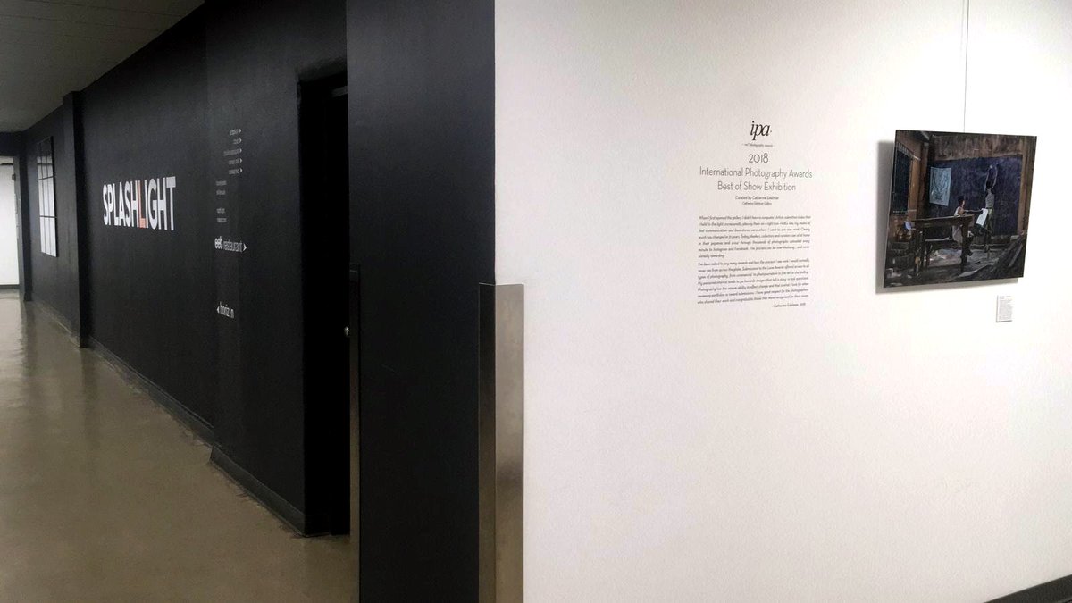 apalaciosrubio's tweet photo. Impresionada con eso de ver mi foto expuesta en #NuevaYork. Ya sé que lo conté el otro día pero es que se ha acercado mi amiga Lucia Chacón a los Splashlight Studios (75 de Varick Street) a hacerle fotos a la expo 😀 30 fotos seleccionadas entre las ganadoras del @IntlPhotoAwards https://t.co/co1Lrh2PKY