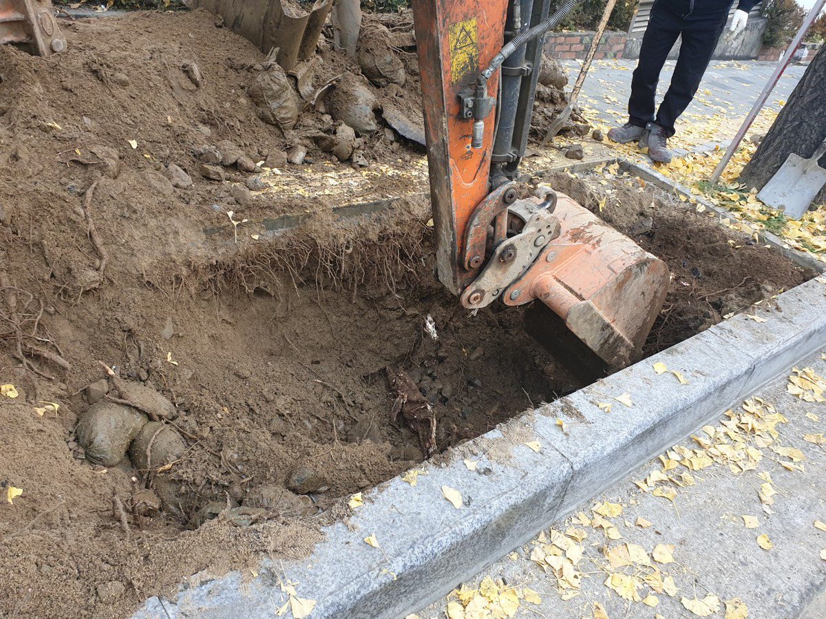 bada08312's tweet image. #수진1동 탄리로 일대 
지중화공사가 계속되고 있습니다

안전에 유의하시기 바랍니다.