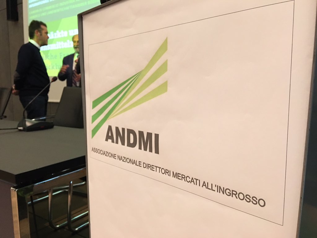 AleFranceschin1's tweet photo. Oggi focus sui Centri Agroalimentari con #ANDMI alla Camera di Commercio di #Bolzano con #interpoma2018 https://t.co/4O9Tj2QAJs