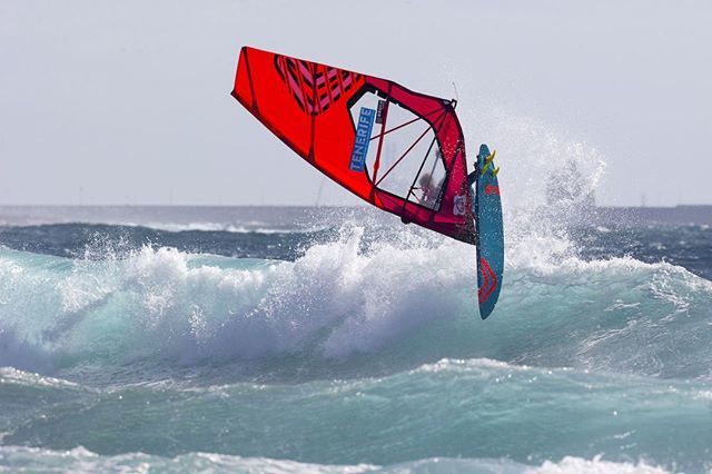 pwaworldtour's tweet photo. Fins out Friday! @moritzmauch
#windsurf #wave #finsout #fins #air #aerial #friday #tgif #friyay # #windsurfing #waves #worldcup #elmedano #tenerife # #canaryislands #islascanarias #pwaworldtour #ig_canarias https://t.co/LXnQisY8RK https://t.co/oULXbEt57s