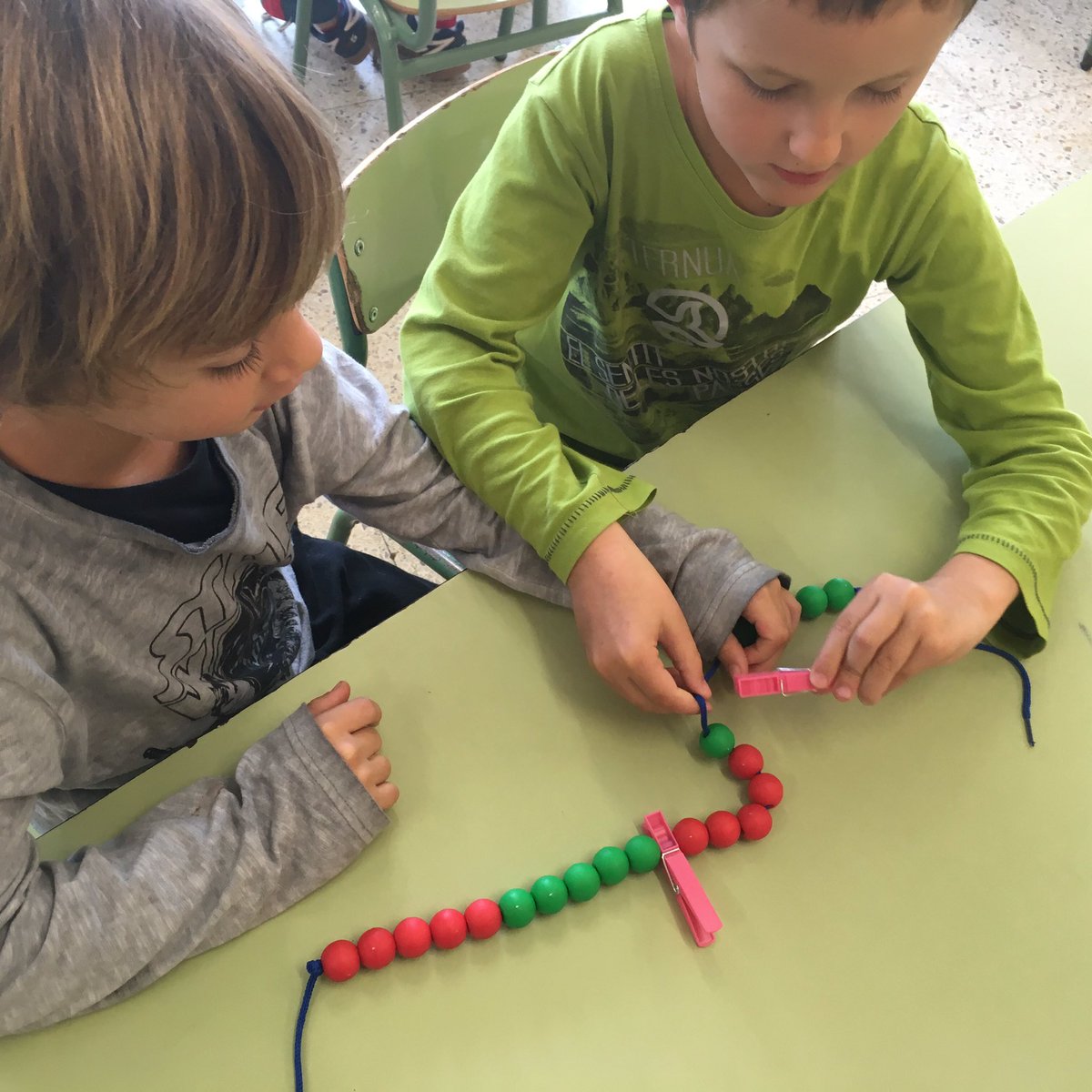 escolasantjoan's tweet photo. Collarets de 20 #mates #joc #descomposició #calculem #comptem #descobrim #compartim #aprenem #1r #cicleinicial https://t.co/rutBloFI30