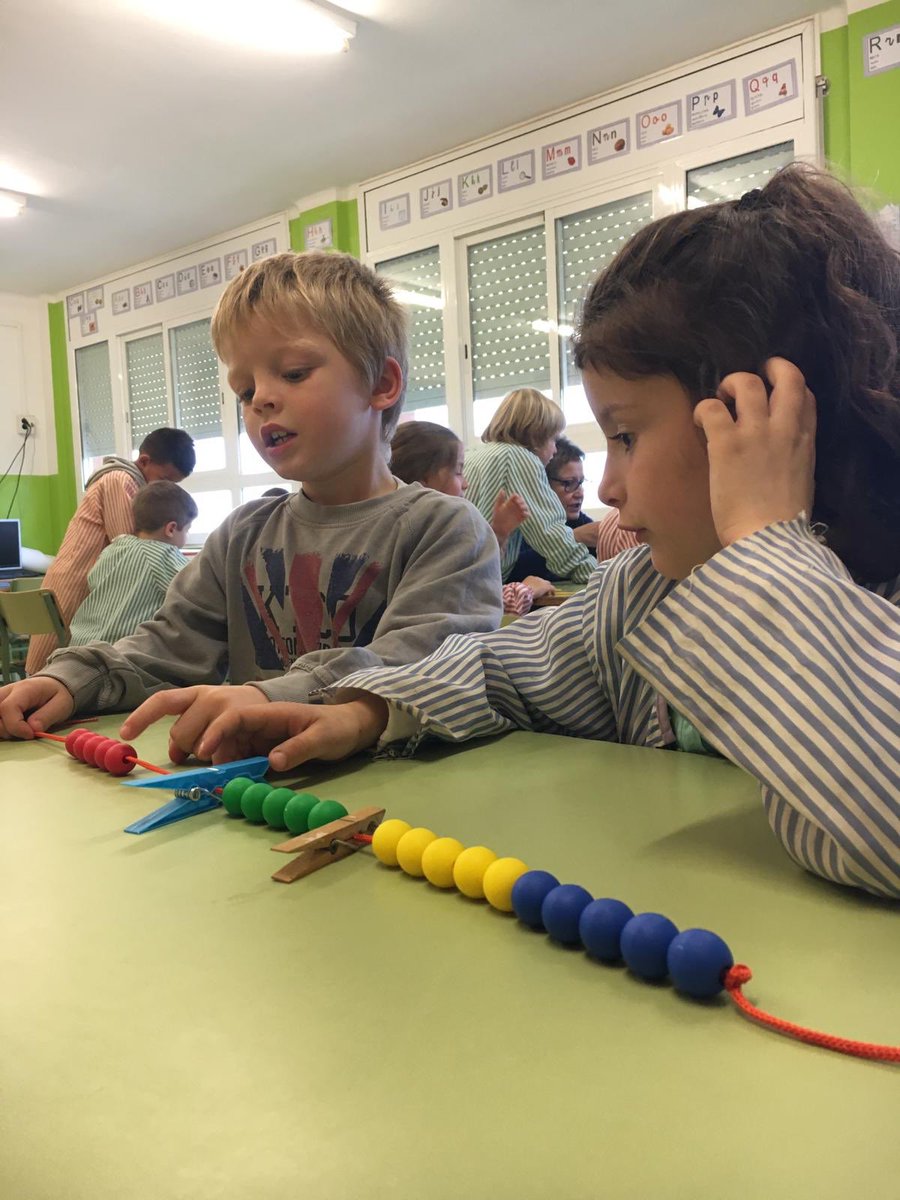escolasantjoan's tweet photo. Collarets de 20 #mates #joc #descomposició #calculem #comptem #descobrim #compartim #aprenem #1r #cicleinicial https://t.co/rutBloFI30