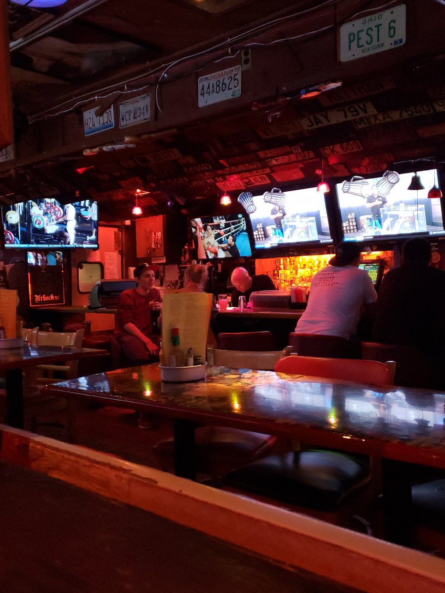 MSmithBubbles's tweet photo. At @barneysbeanery once again in WeHo. I don't know if it's because I'm staying up the street or that I'm just drawn to this place because of @TheDoors and @JanisJoplin. But it's an awesome bar. #DEEEECENT https://t.co/j1WZYQTmh2