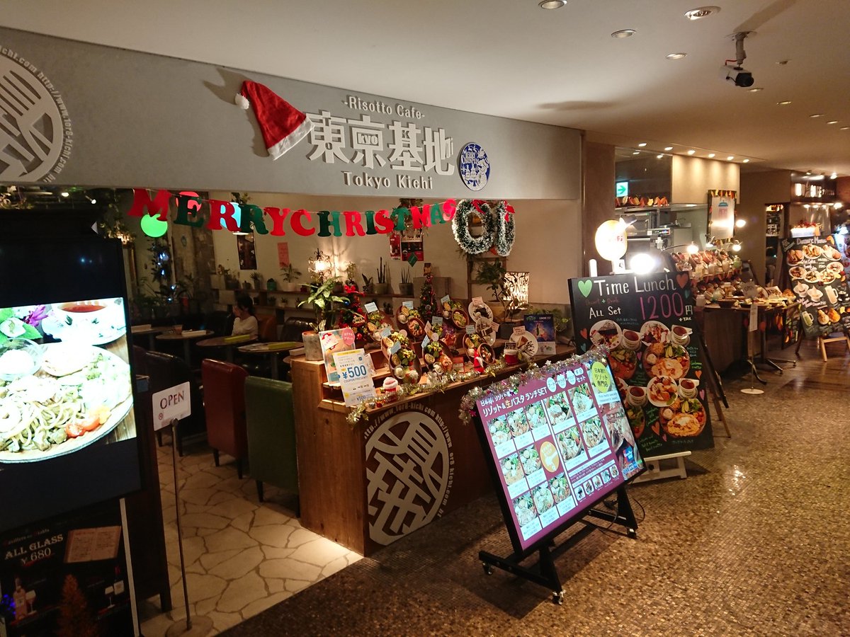新宿百貨公司
日本人很喜歡跟好朋友穿一樣的一套衣服呢
女生的髮型都很不一樣 