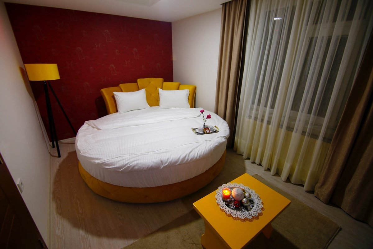 Yatak odanızda, uykudaki rahatlığınızın yanı sıra uyanıkken de keyfinizi düşünün diye ürettik. ❤💕
#sofaroom #sofaroomyuvarlak #yuvarlakyatak #yatak #yatakodasidekorasyonu #yatakodası #nevresim #nevresimtakimi #yatakörtüsü #düğün #gelin #yenigelinevi #gelinevi #bedding #bed