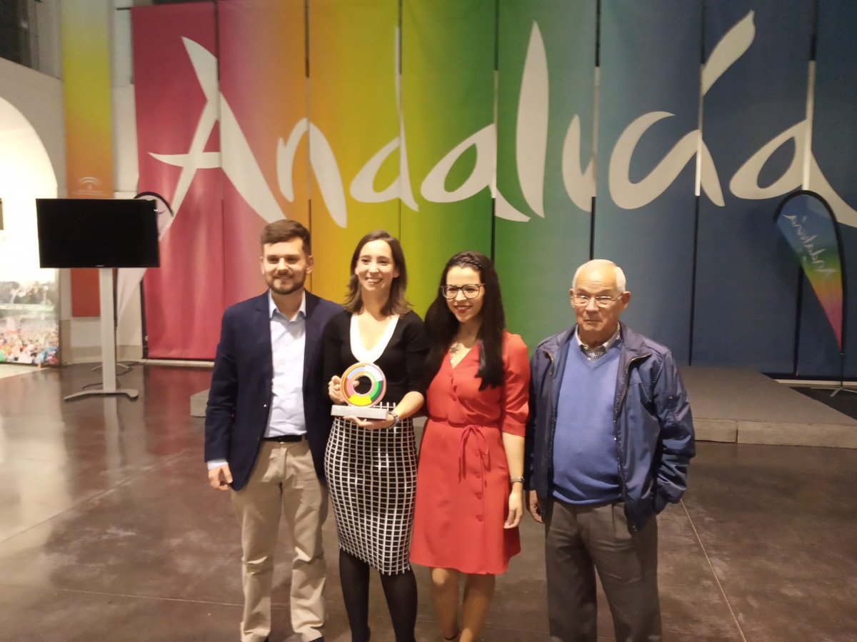 aemprende's tweet photo. 🔝🔝Enhorabuena a la #empresa @Cultopia_es, adscrita al @cademalaga, ganadora del "Premio Málaga Joven" del @IAJuventud en la categoría de #EconomíayEmpleo. ¡Felicidades a todos los premiados! @ConocimientoAnd @Medemita #ProyectoLunar #PremiosMálagaJoven https://t.co/lNE3uYmYGA
