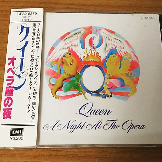 maskey13's tweet photo. 「ボヘミアン・ラプソディを初めて聴いたあの日、僕の青春が始まった」
CDですが、昔からこの帯のコピーが大好きです。ライナーも素敵。勿論、内容は神級の名盤。
#クイーン#預言者の唄、ラヴ・オブ・���イ・ライフの流れが最高。 https://t.co/2kEY4e6Rrq