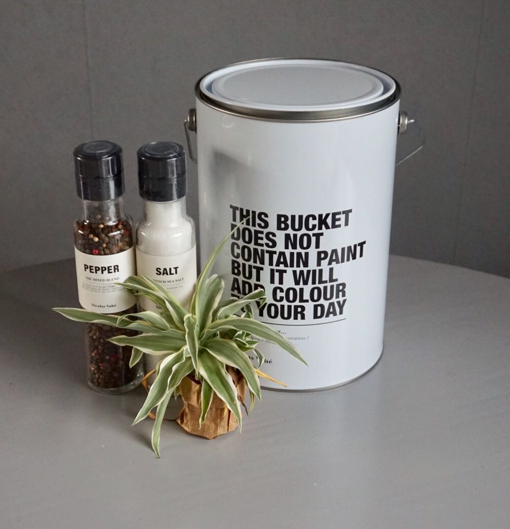 Hoi, zoek jij ook een hip cadeau? Wij zijn genomineerd voor 'the next hippest shop' en willen je alvast deze hele hippe bestseller met je delen! De opbergbucket of verfblik van Nicolas Vahé met hele leuke tekst! Ideaal als cadeau.

Prijs: €7,95

Link: bit.ly/2QpVuua
