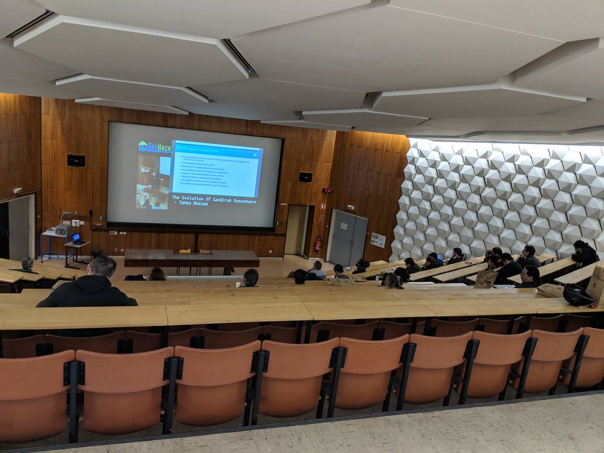 Ministraitor's tweet image. A good 30 people in here. This was a really good call. #GreHack