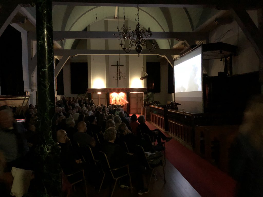 Heerlijke filmsetting op #Terschelling in kerk op West met @TerschellingGem @terschellingflm als openingsfilm @WADdefilm !