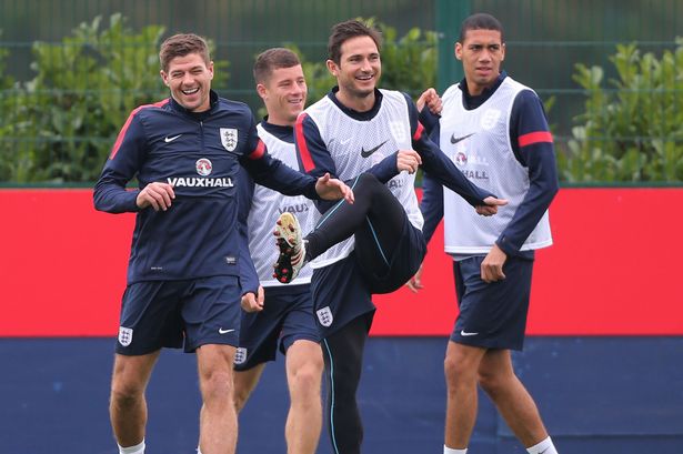 🌳🎣 Steven Gerrard carries an average side for a decade winning a Champions League in the process 

Frank Lampard has the 4th most goals in Premier League history and is Chelsea's leading goalscorer... from midfield 

Paul Scholes once hit a tree with a football