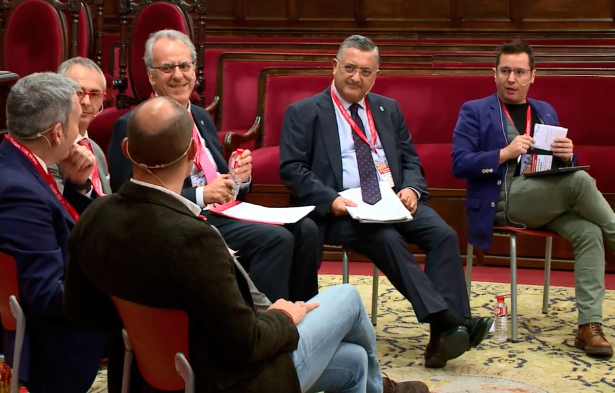 Pau_Fdez's tweet image. Interesante coloquio, organizado por @alumni_usal, sobre el papel del #mecenazgo en la universidad.
&quot;Fomento y desarrollo del mecenazgo en la universidad española&quot;
#AlumniEspaña2018
saladeprensa.usal.es/atom/107351