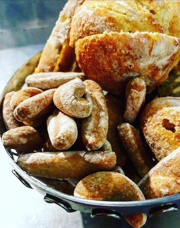 ElBabero's tweet photo. "Byens beste baker Brun bakte bare brendte brød."
Traducción: "El mejor panadero de la ciudad cocía sólo pan tostado."
Trabalenguas noruego.
Ahí lo lleváis... #delipan #julipan #venyponteelbabero #elbabero #elbaberolovers #elbaberofood https://t.co/9fTCHJGMa7